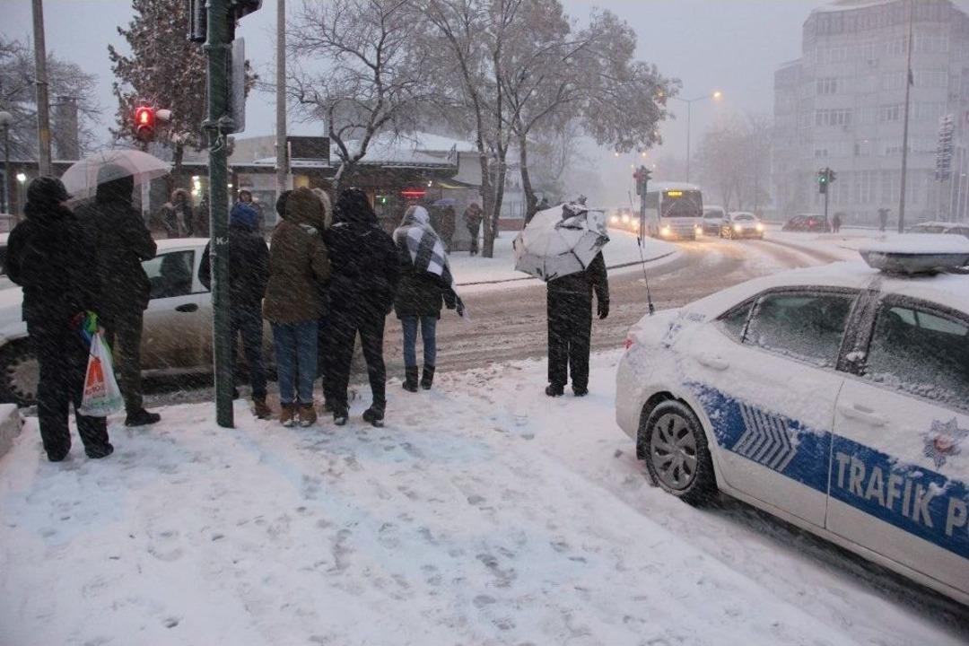 20 Dakika İ&ccedil;erisinde B&uuml;t&uuml;n Şehir Bembeyaz Oldu