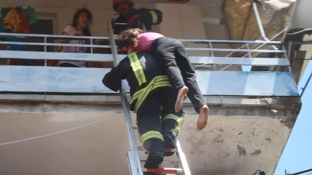 (&ouml;zel) İtfaiye Erinin Sırtında Alevlerin Arasında Kurtarılan Aile Konuştu