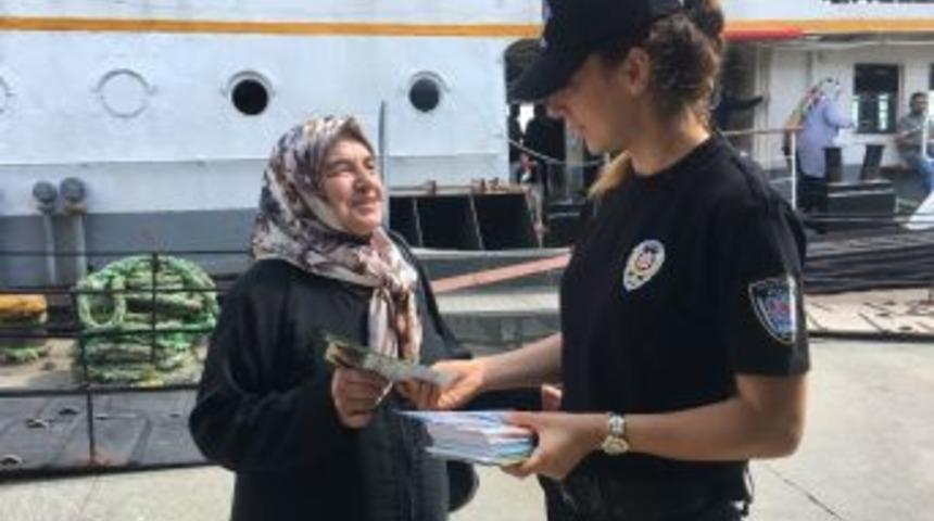 Polisten Vatandaşlara Broş&uuml;rl&uuml; Bilgilendirme