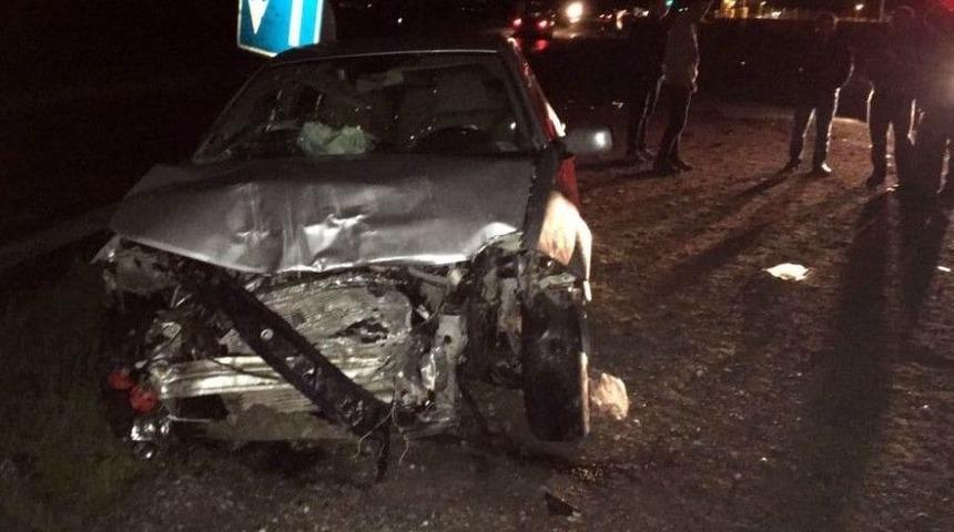 Alaşehir&rsquo;de Otomobiller Kafa Kafaya &Ccedil;arpıştı: 5 Yaralı