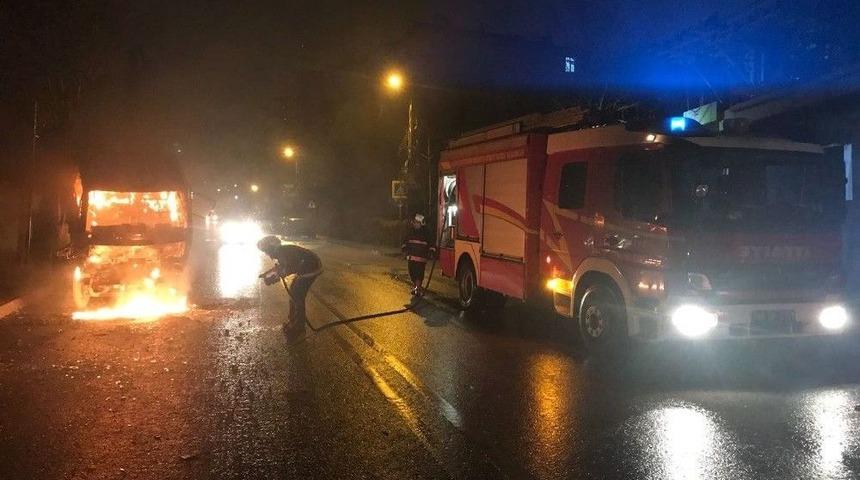 Kundaklandığı İddia Edilen Kamyonet Alev Alev Yandı