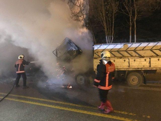 Kundaklandığı İddia Edilen Kamyonet Alev Alev Yandı 2