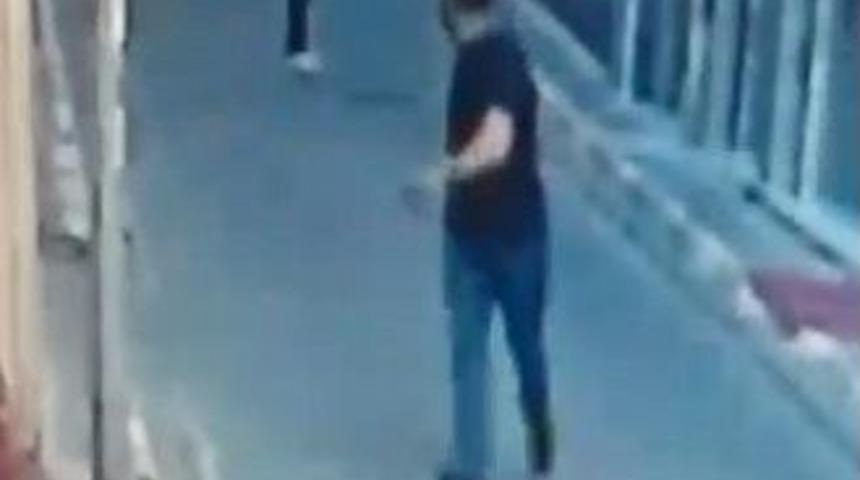 Kendisine Laf Atan Kişiyi Tabancayla Kovaladı