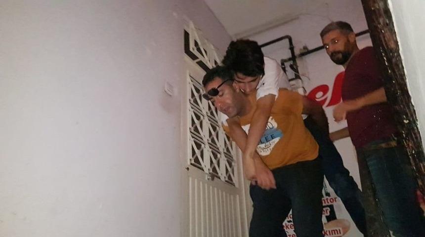 İntihar Teşebb&uuml;s&uuml;nde Bulunan Gencin Hayatını Kurtarıp Sırtında Taşıdı