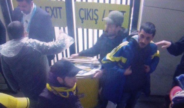 (&ouml;zel) Davula Gizlenen Meşaleler Derbiye B&ouml;yle Sokuldu 2