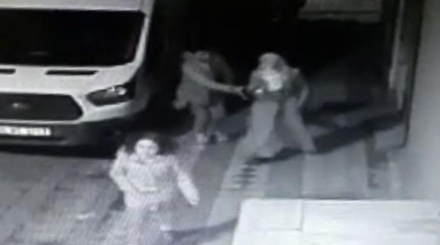 (&ouml;zel) İstanbul&rsquo;da &Ccedil;ocuğuyla Y&uuml;r&uuml;yen Kadına Kapka&ccedil; Şoku Kamerada