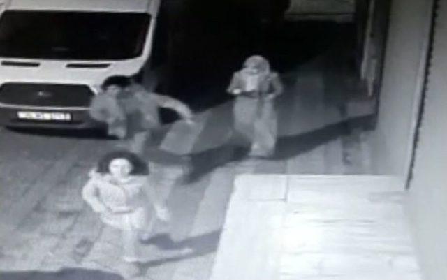 (özel) İstanbul’da Çocuğuyla Yürüyen Kadına Kapkaç Şoku Kamerada 1