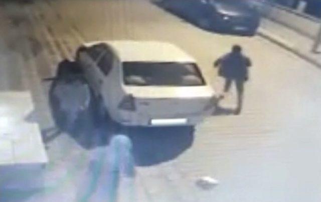 (özel) İstanbul’da Çocuğuyla Yürüyen Kadına Kapkaç Şoku Kamerada 2