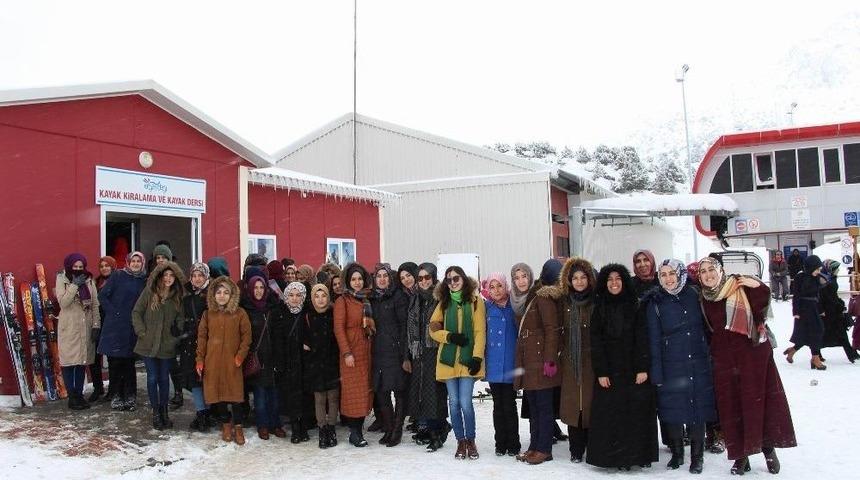 Kyk&rsquo;lı &Ouml;ğrenciler Kayak &Ouml;ğreniyor