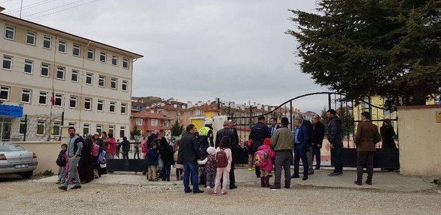 Okul Bahçesi Önünde Trafik Kazası: 1 Yaralı