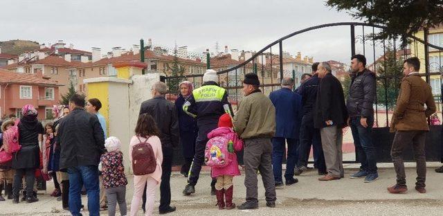 Okul Bahçesi Önünde Trafik Kazası: 1 Yaralı