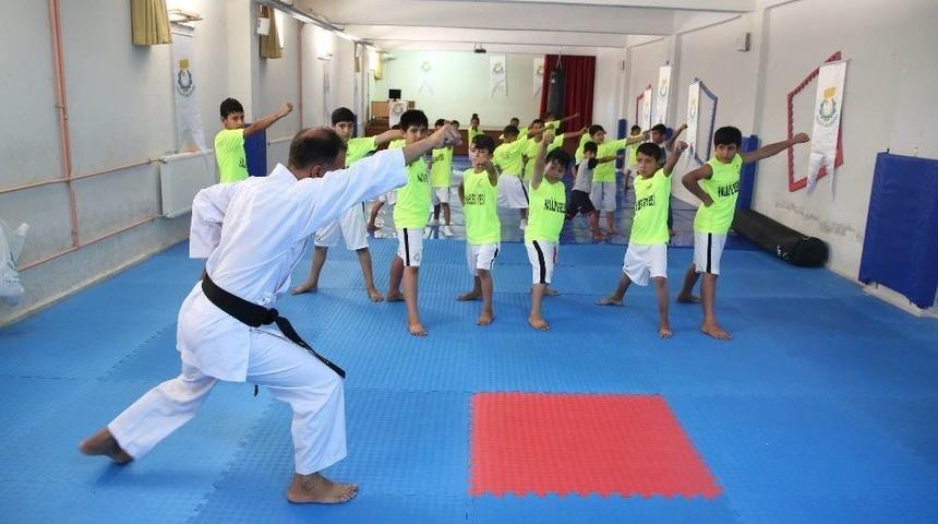 Haliliye Belediyesi Yaz Spor Okulları Gen&ccedil;lere Sporu Aşılıyor