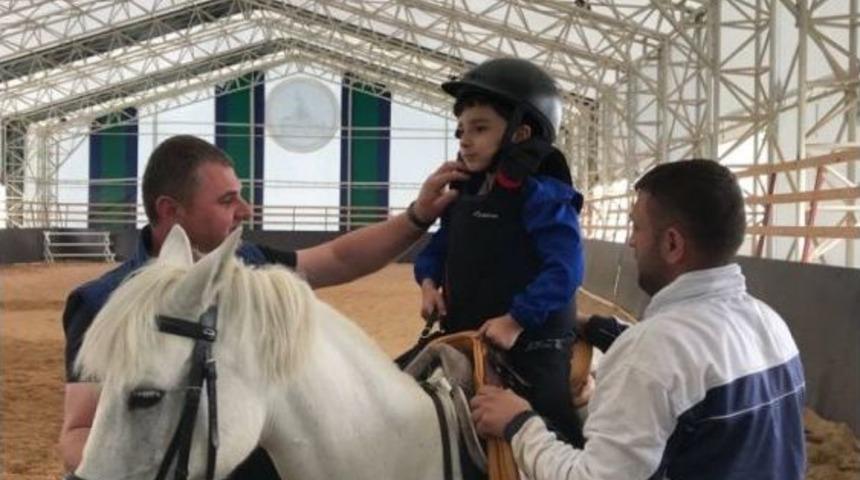 Kartepe Atla Terapi Merkezi Minikleri Ağırladı