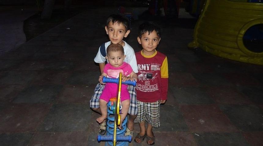 G&uuml;nd&uuml;z Sıcaktan Bunalan Vatandaşlar Akşamları Parkta Serinliyor