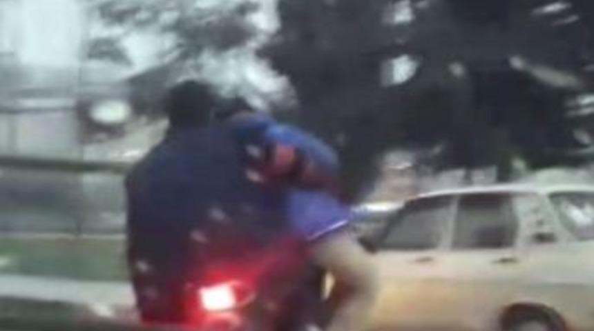 (&ouml;zel Haber) &Ccedil;ocuğun Motosikletten Sarkıtılarak G&ouml;t&uuml;r&uuml;lmesi Pes Dedirtti