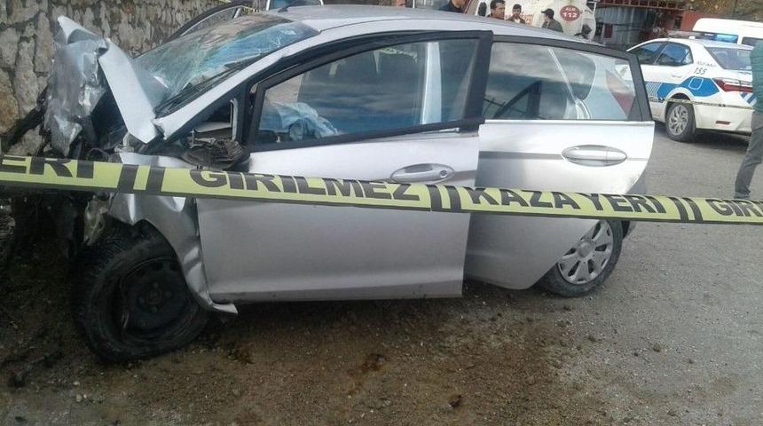 Isparta&rsquo;da Duvara &Ccedil;arpan Otomobil S&uuml;r&uuml;c&uuml;s&uuml; &Ouml;ld&uuml;