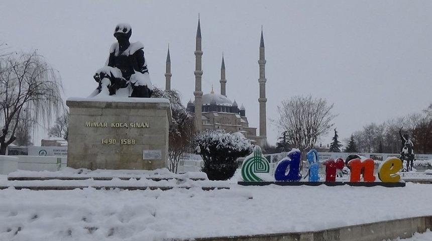 Edirne&rsquo;de Kar Yağışı Devam Ediyor