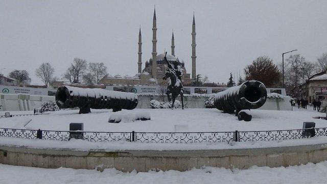 Edirne’de Kar Yağışı Devam Ediyor