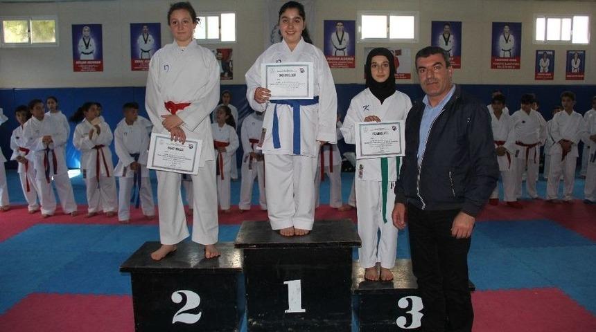 Karate Kata-kumite İl Birinciliği M&uuml;sabakaları Sona Erdi