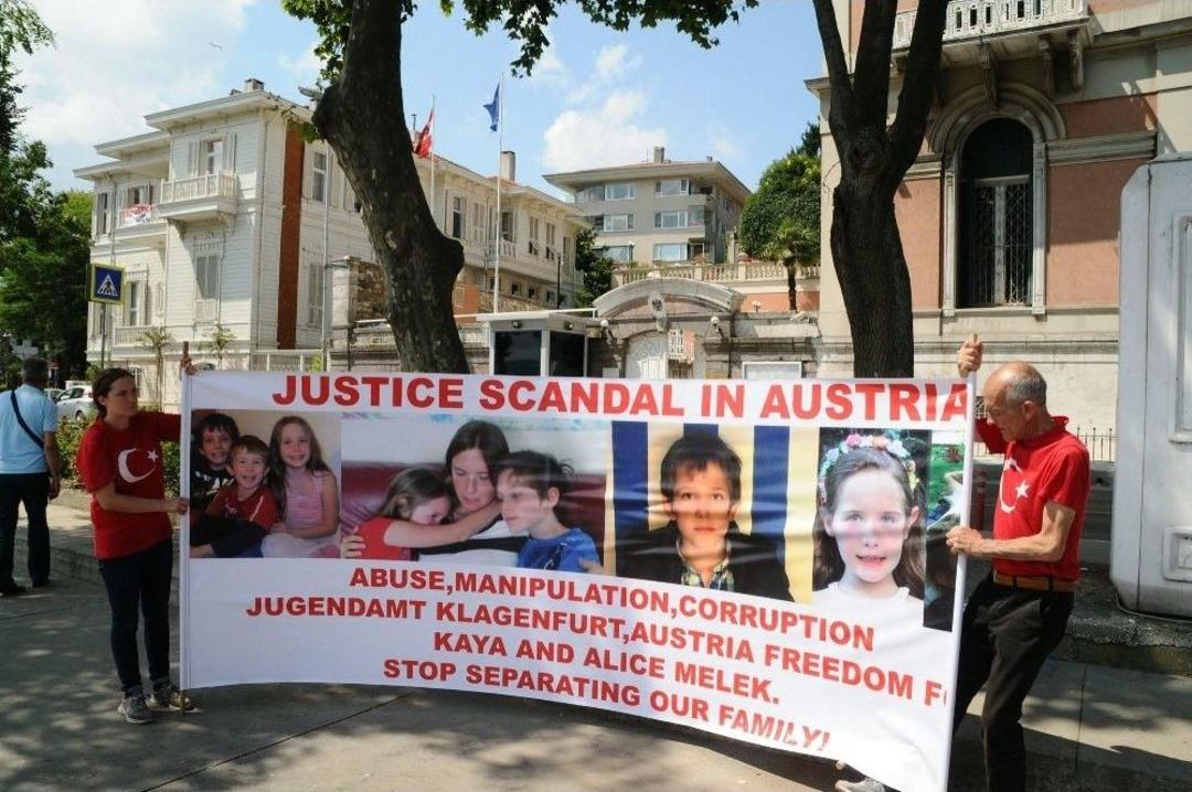 Avusturya H&uuml;k&uuml;meti Tarafından &Ccedil;ocukları Ellerinden Alınan &Ccedil;iftten Oturma Eylemi