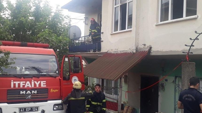 İki Katlı Evde Çıkan Yangında Mahsur Kalan 3 Kişiyi İtfaiye Kurtardı