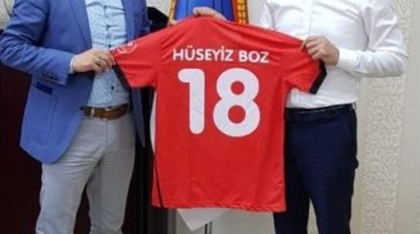 Başkan Boz’a İsimli Forma