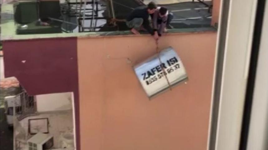 G&uuml;neş Enerjisi Paneli Ve Deposunu Apartmanın Damına İple &Ccedil;ektiler