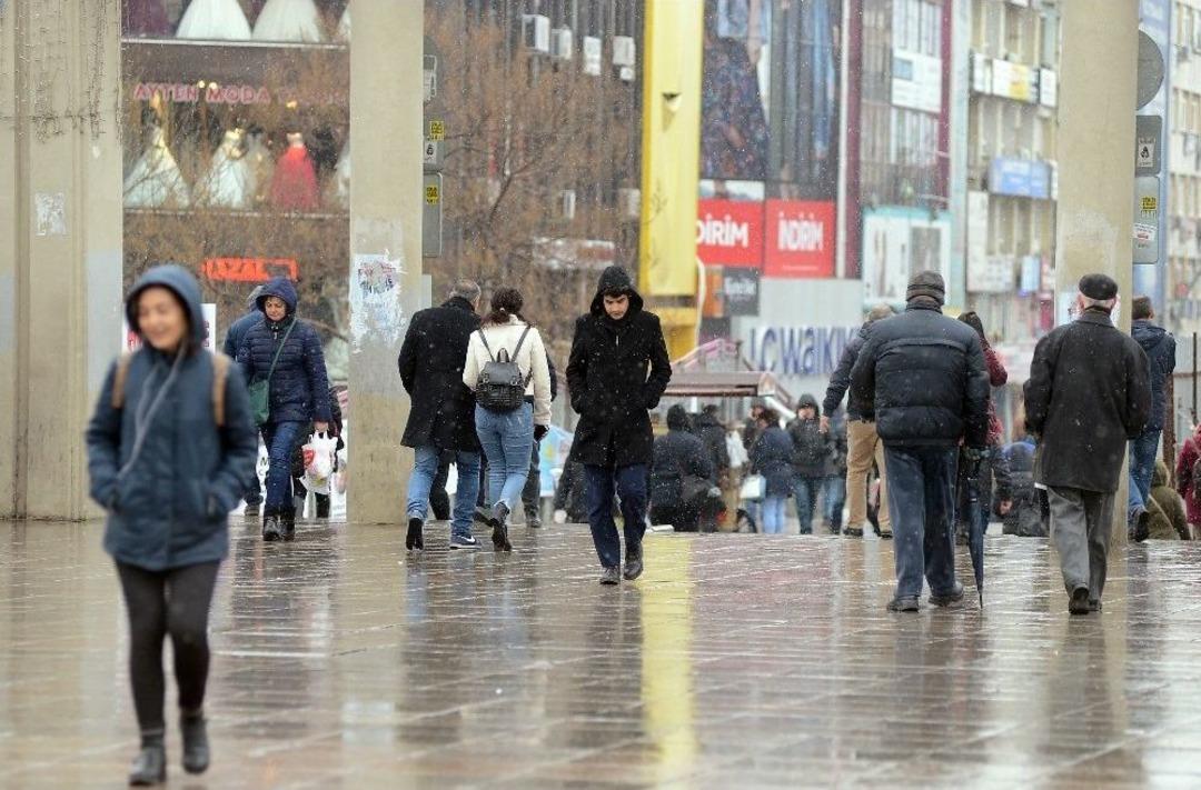 Kar Yağışı İstanbul&rsquo;u Etkisi Altına Aldı