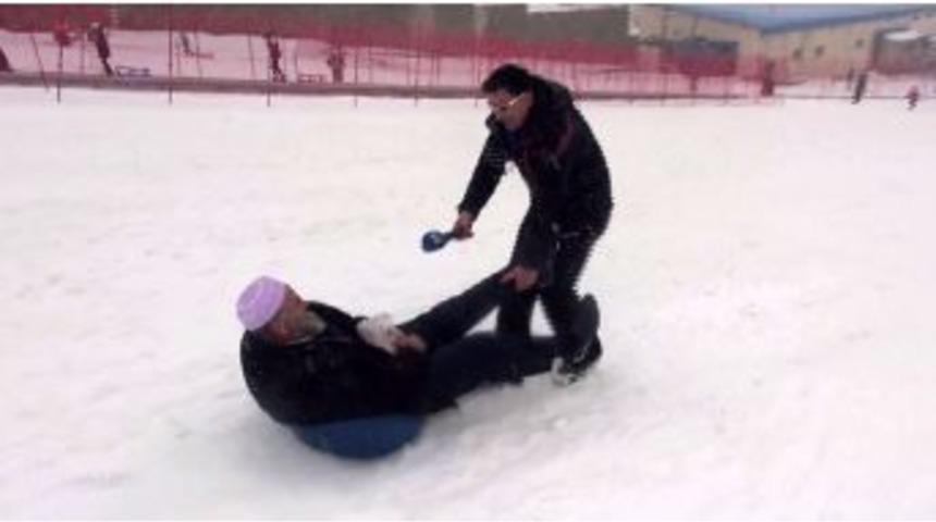 85 Yaşındaki Cemal Dede, Paland&ouml;ken&rsquo;de Leğenle Kaymanın Keyfini Yaşadı