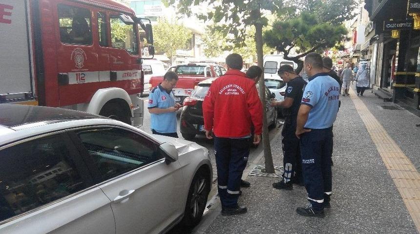 Sıkışan Kedi &Ouml;l&uuml;me Terk Edildi