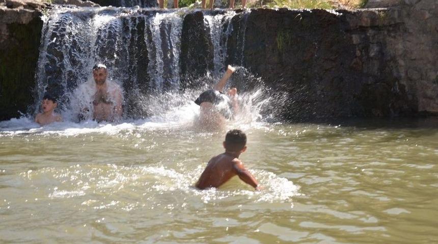 Sıcaktan Bunalanlar Derede Serinliyor