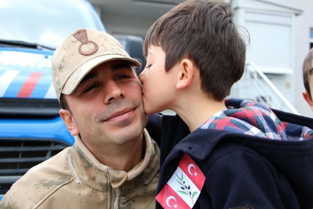 Minik Y&uuml;rekleriyle Asker Abilerine Moral Verdiler