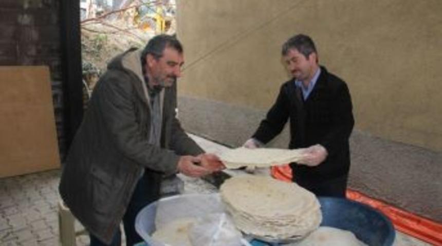 Yoksul &Ouml;ğrencilere G&ouml;zleme Satarak Yardım Ediyor