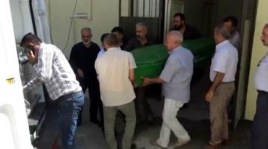 Lastik Değiştirirken Otomobil &Ccedil;arptı: 1 &Ouml;l&uuml;, 7 Yaralı