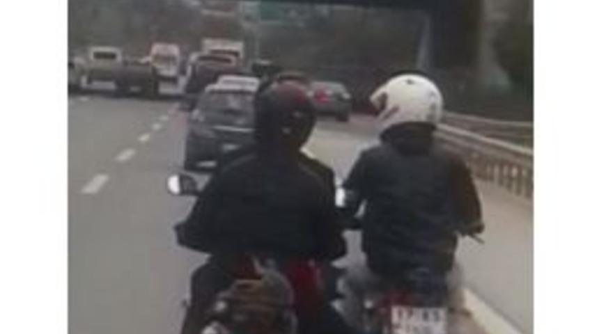 (&ouml;zel) Motosiklet S&uuml;r&uuml;c&uuml;lerinin Tem&rsquo;de Tehlikeli Sohbeti Kamerada