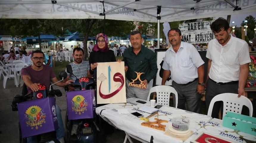 Daren Eserlerini Sahilde Sergiliyor