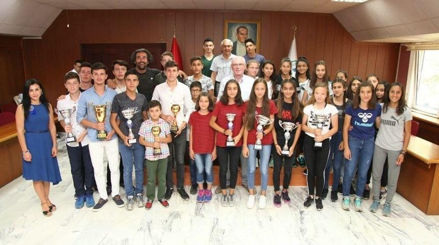 Kazandıkları Kupalarla Başkan Kurt’u Ziyaret Ettiler