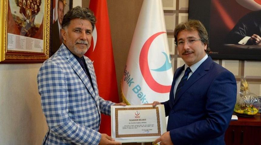 En Çok Kornea Nakli Yapan Prof. Dr. Kuddusi Erkılıç’a Sağlık Bakanlığı’ndan Teşekkür Belgesi