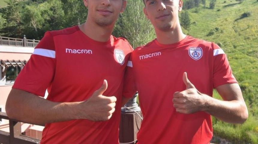 İkizi İle Vedalaşıp Fenerbah&ccedil;e&rsquo;nin Yolunu Tuttu