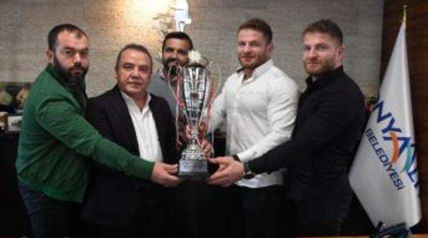 Balaban, Sevincini Başkan B&ouml;cek&rsquo;le Paylaştı