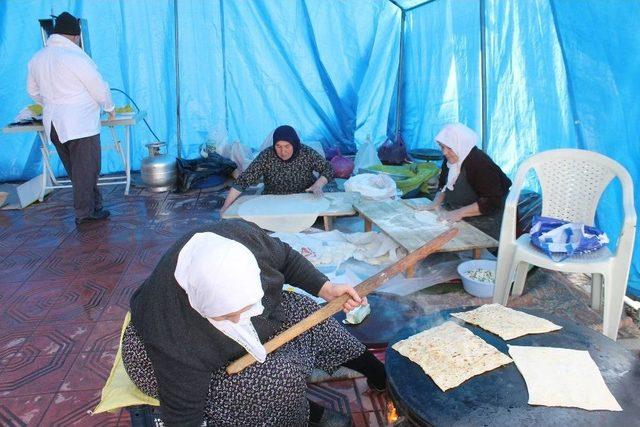 Akdağmadeni’nde Mehmetçik Vakfı Yararına Kermes Düzenlendi