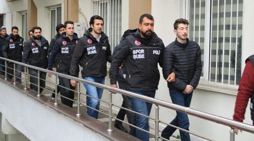 (&ouml;zel) Derbiye Davul İ&ccedil;inde Meş&rsquo;ale Sokan 5 Taraftar Adliyeye Sevk Edildi