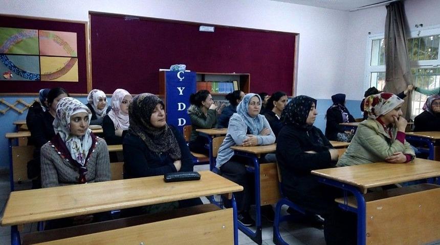 &Ccedil;eşme&rsquo;de Veliler &Ccedil;ocuk İstismarı Konusunda Bilgilendirildi