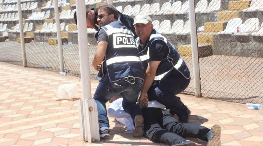 Kongrede Arbede: 3 Kişi G&ouml;zaltına Alındı