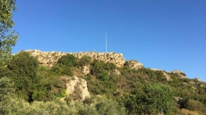 Aksu&rsquo;daki Kızkoparan Tepesinde Asılı T&uuml;rk Bayrağı &Ccedil;alındı