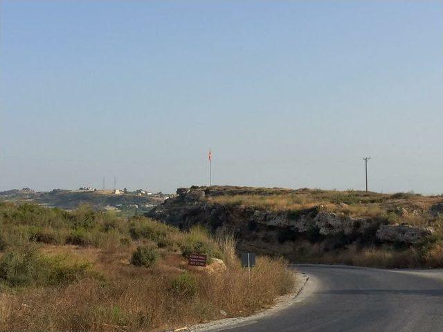 Aksu’daki Kızkoparan Tepesinde Asılı Türk Bayrağı Çalındı