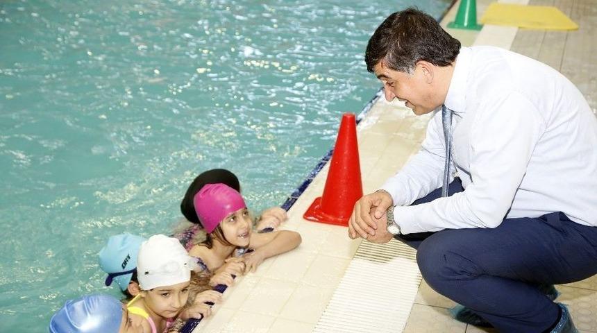 Başkan Fadıloğlu Minik Y&uuml;z&uuml;c&uuml;lerin Mutluğunu Paylaştı