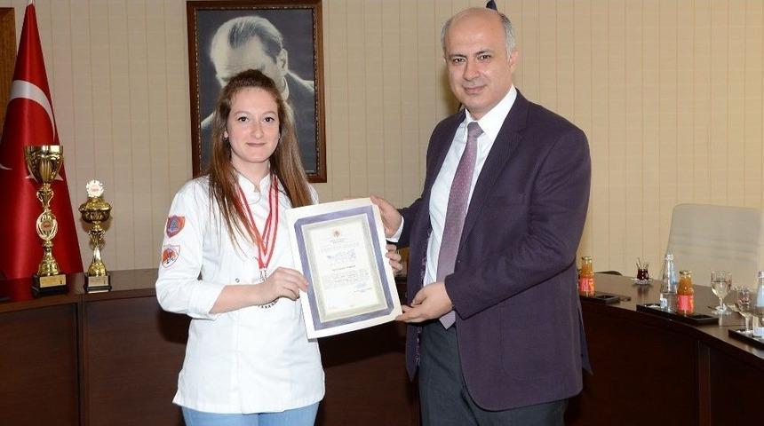 &Ouml;d&uuml;ll&uuml; &Ouml;ğrenciler Mutluluklarını Rekt&ouml;r &Ccedil;amsarı İle Paylaştı