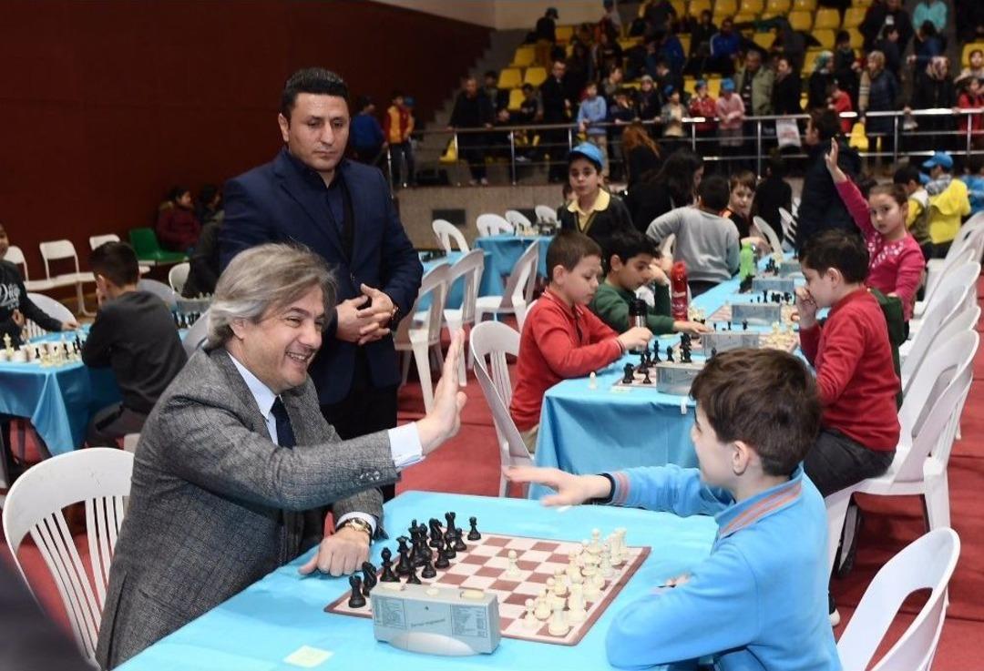 Satran&ccedil;la Hem Zihinlerini Geliştiriyorlar Hem Eğleniyorlar