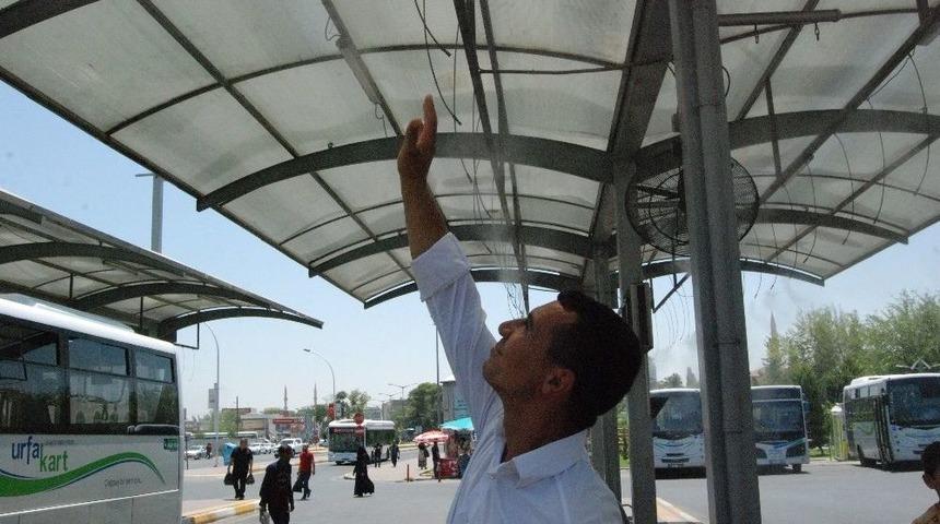 Şanlıurfa&rsquo;da Otob&uuml;s Durakları Ve Kafeler Fıskiyelerle Serinletiliyor